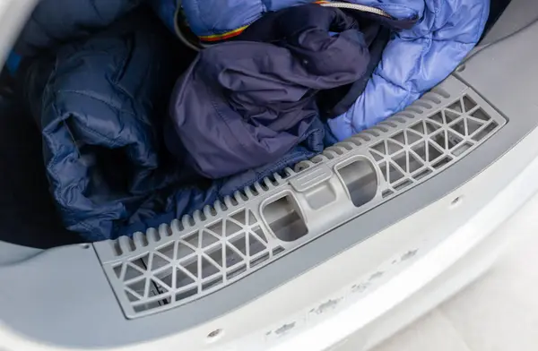Temiz Iplik Filtresi Içinde Yeni Kurutulmuş Çamaşırları Gösteren Açık Çamaşır Stok Resim