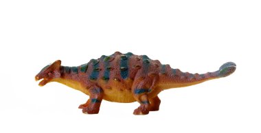 Beyaz arka planda izole edilmiş renkli bir ankylosaurus dinozorunun detaylı oyuncak kopyası.