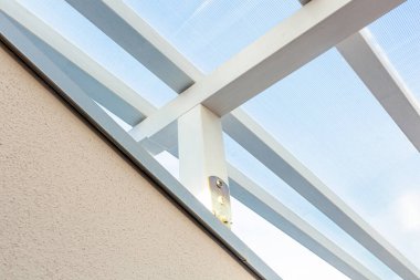 Tahta döşeme bakımını el sallayarak yapıyor. Tahtadaki çatlaklar ve demirdeki paslar..