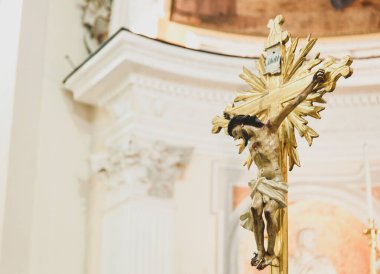 İsa 'nın altın heykeli çarmıhta asılı Katolik kilisesinin duvarında