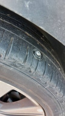 Vidalar lastiği delmek, olası bir deflasyon ve hasar riskine neden olur.