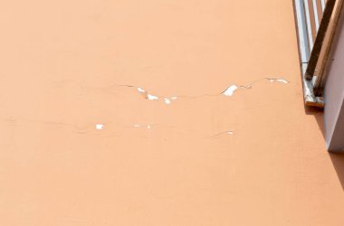 Su hasarı izleri, binanın dış tarafında çatlaklar oluşmuş. Bu da tamir edilmesi gerektiğini gösteriyor.