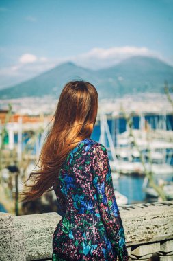 Turist Napoli 'nin arka planında Vezüv Dağı' nın manzarasına hayran.