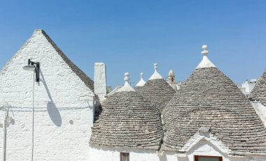Konik çatıları olan geleneksel trulli evler kümesi alberobello, puglia bölgesi, İtalya 'da pitoresk şehir manzarası oluşturuyor.