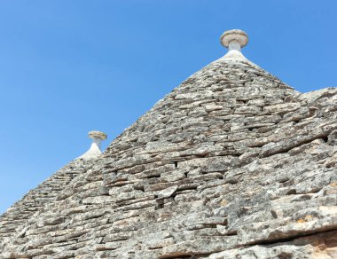 Alberobello Trulli, kireçtaşından yapılmış konik çatıları ile ünlüdür ve unesko bir dünya mirası alanıdır.