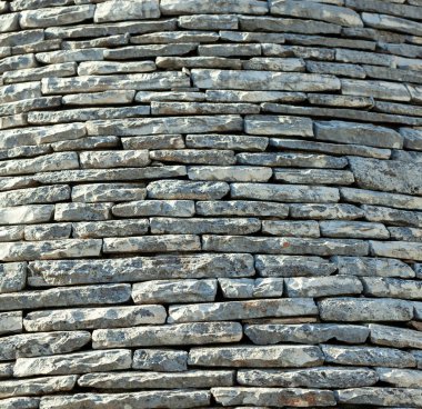 Alberobello, Puglia 'da gri taşlardan yapılmış tipik bir trulli konik çatısına yakın.