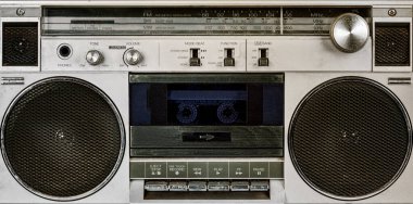 Eski kaset kaydedicisi, klasik tarzını gösteren bir kasette müzik çalıyor.