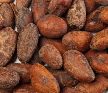 Çiğ kakao çekirdeklerini yakından inceleyerek zengin dokulu bir besin kaynağı yaratarak bu temel bileşenin doğal güzelliğini gözler önüne seriyor.