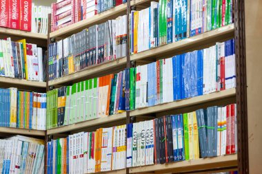 Napoli, İtalya - 19 Ekim 2013: Port 'Alba, Piazza Dante' nin sol tarafında bulunan Napoli şehrinin antik bir kapısı. Yeni ve kullanılmış kitapların satışıyla ünlüdür..