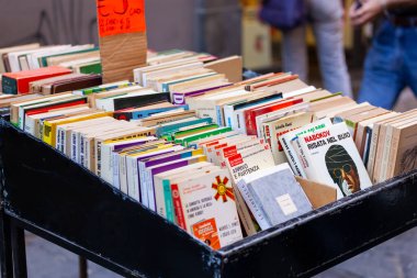 Napoli, İtalya - 19 Ekim 2013: Port 'Alba, Piazza Dante' nin sol tarafında bulunan Napoli şehrinin antik bir kapısı. Yeni ve kullanılmış kitapların satışıyla ünlüdür..