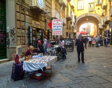 Napoli, İtalya - 19 Ekim 2013: Port 'Alba, Piazza Dante' nin sol tarafında bulunan Napoli şehrinin antik bir kapısı. Yeni ve kullanılmış kitapların satışıyla ünlüdür..
