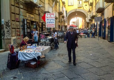 Napoli, İtalya - 19 Ekim 2013: Port 'Alba, Piazza Dante' nin sol tarafında bulunan Napoli şehrinin antik bir kapısı. Yeni ve kullanılmış kitapların satışıyla ünlüdür..