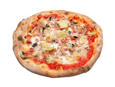 Jambon, mantar, enginar, mozzarella ve domates soslu yuvarlak pizza, beyaz arka planda izole edilmiş.