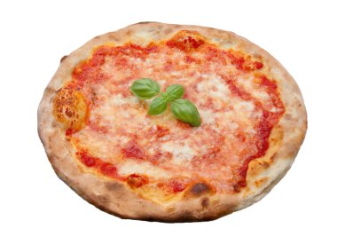 Yuvarlak, taze pişmiş margherita üzerine domates sosu, mozzarella peyniri ve beyaz üzerine izole edilmiş fesleğen yaprakları.