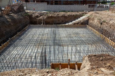 İnşaat alanında beton dökülmesine hazırlanan çelik demiri ızgaralı vakıf desteği