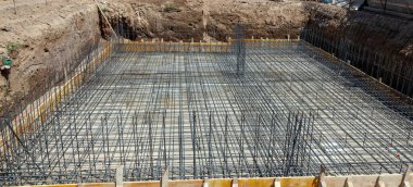 Metal takviyesi ev temeli için beton döküm hazırlama, inşaat endüstrisi konsepti