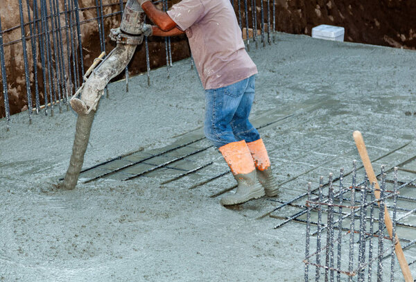 Trabajador Construcción Verter Losa Hormigón Para Nueva Fundación Casa Utilizando — Foto de Stock