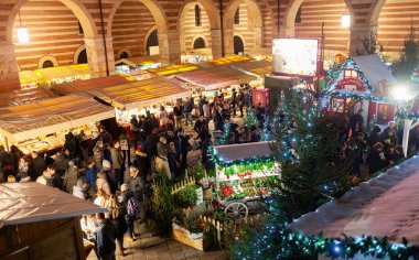 Verona, İtalya - 08 Aralık 2017: Piazza dei signori, verona, İtalya 'daki geleneksel Noel pazarını ziyaret eden insanlar, Noel tatillerinde hediyeler alıyor ve festival atmosferinin tadını çıkarıyorlar