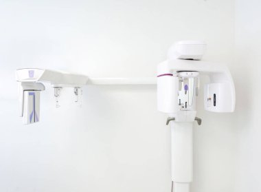 Modern, parlak ve temiz bir diş kliniğinde gelişmiş diş teknolojisini temsil eden beyaz ve mor panoramik radyografi.