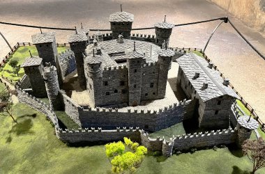 İtalya, Aosta Vadisi 'ndeki Fenis Kalesi' nin karmaşık ölçekli modeli, savunma duvarlarını, kulelerini ve tahta çatılarını vurguluyor, ortaçağ mimarisinin bir kanıtı.