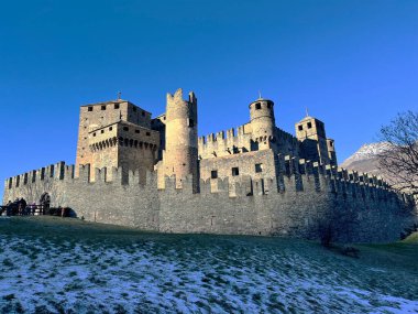 İtalya 'nın Aosta Vadisi' ndeki görkemli Fenis Şatosu ortaçağ mimarisini canlı mavi kış gökyüzüne karşı sergiliyor.