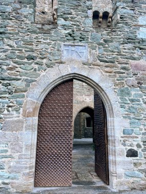 İtalya 'nın Aosta Vadisi' ndeki Fenis Kalesi 'nin çivili ahşap kapısı.