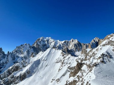 İtalya Alplerinde popüler bir kayak merkezi olan Courmayeur 'un el değmemiş yamaçlarında Majestic Mont Blanc toplu kuleleri.