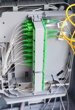 Fiber optik dağıtım paneli çoklu fiber optik kablolar ve konnektörler içerir, dikişsiz veri iletimi ve yüksek hızlı internet bağlantısını sağlar