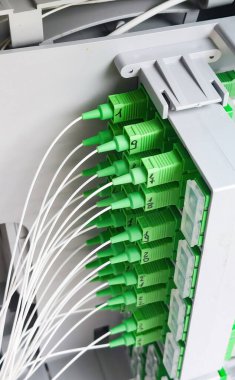 Bir veri merkezindeki sunucuya bağlanan fiber optik kablolar, yüksek hızlı veri iletimi ve ağ bağlantısını sağlar
