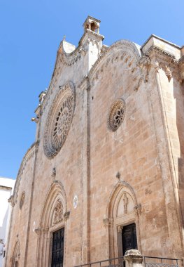 Güney İtalya, Apulia 'daki güzel gül penceresini ve Roma mimarisini gösteren Ostuni Katedrali cephesi