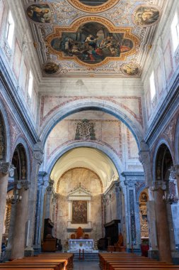 İtalya 'nın Puglia kentindeki Ostuni katedralinin geniş açılı iç manzarası.