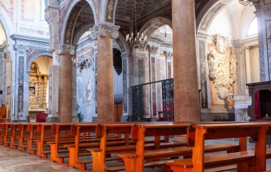 İtalya 'nın Puglia kentindeki Ostuni şehrinin Rhe katedralindeki ahşap sıralar duruyor..