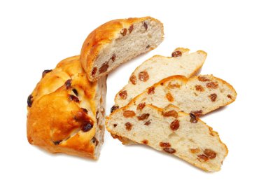 Pan di Ramerino dilimleri, beyaz arka planda duran geleneksel bir Toskana tatlı ekmeği.