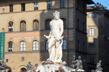 Firenze, İtalya - 05 Nisan 2025: Bartolomeo Ammannati 'nin Neptün Çeşmesi, Palazzo Vecchio' ya karşı görkemli bir şekilde ayakta duruyor.