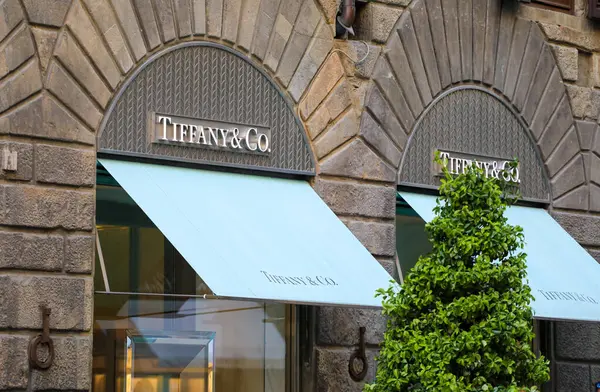 Firenze, İtalya - 5 Nisan 2025: Floransa, İtalya 'daki Tiffany and Co. Mağazası, turkuaz tentelerini sergiliyor ve tarihi şehir manzarasına biraz lüks katıyor.