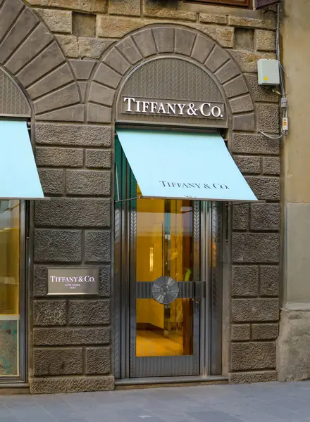Firenze, İtalya - 5 Nisan 2025: Floransa, İtalya 'daki Tiffany and Co. Store' da zarif giriş ve turkuaz tenteler, markanın sofistike tarzı ve lüks mücevherleri sergileniyor.