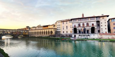 Uffizi Galerisi ve Ponte Vecchio, gün batımında Arno Nehri 'ne yansıyarak Floransa' nın tarihi mimarisi ve canlı atmosferinin pitoresk bir görüntüsünü yaratıyorlar.