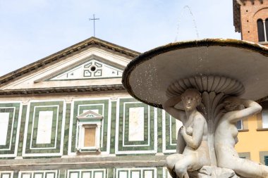 Arka planda Collegiata di Sant 'Andrea cephesiyle su sıçratan Naiad Çeşmesi Empoli, Toskana, İtalya' da yeşil ve beyaz mermer ile Roma mimarisinin güzel bir örneği.