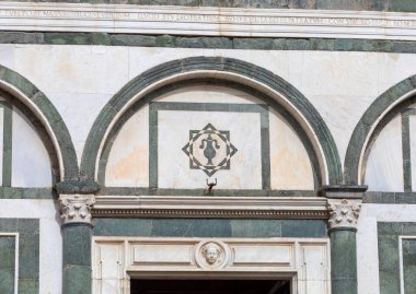 Empoli, Toskana 'daki Collegiata di Sant' Andrea kilisesinin mimari detayları mermer süslemeler, yeşil kemerler, dekoratif vazo, Latin yazıtlar ve oyulmuş bir kafa.