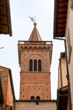 Luigi Livi tarafından tasarlanan Campanile di Empoli, gökyüzüne karşı, tuğla görünümlü ve belirgin rüzgar gülü, somut Toskana mimari mirasına sahip kuleler.