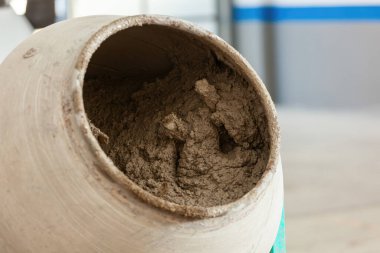 İnşaat alanındaki çimento karıştırıcısında beton karışımı, çimento, kum, küme ve suyu harmanlayarak çeşitli inşaat projeleri için gerekli materyalleri yaratmak.