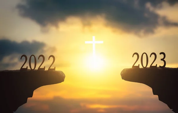 Новая Концепция Надежды 2023 Год Фоне Заката Неба Белым Крестом — стоковое фото