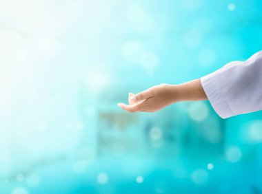 Doktor yardım ediyor ve yardım ediyor.