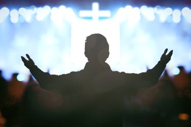 Hristiyanlık, müzik sahnesinin önünde, kilise salonunda Tanrı 'ya ibadet ediyor.