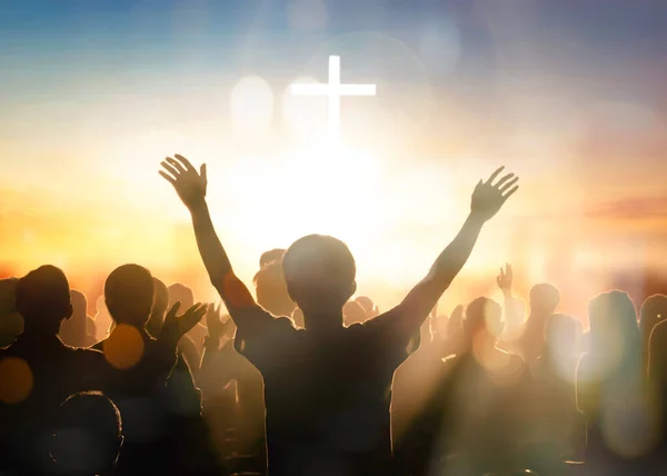 Silueta Uctívání Tým Zvedá Ruce Pro Díky Bohu Bílém Kříži — Stock fotografie