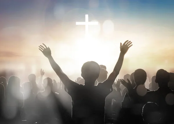 Silhueta Humana Levantando Mãos Para Orar Deus Sobre Fundo Cruz — Fotografia de Stock