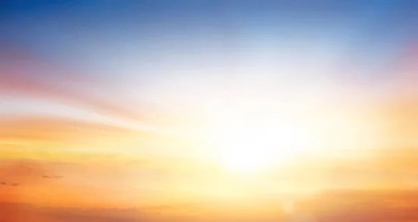 Panorama Céu Pôr Sol Dramático Com Raios Sol — Fotografia de Stock
