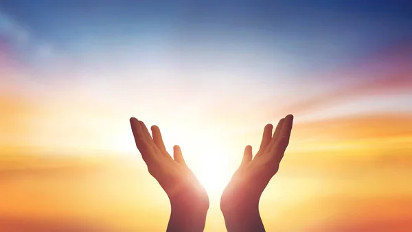 人的手在日落时分张开手掌敬拜天空背景 — 图库照片