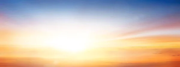 Bewolkte Hemel Lichte Zonsopgang Boven Horizon — Stockfoto