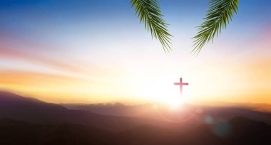 Palm Sunday konsepti, kutsal ve aydınlık arkaplan ile gün batımında dağda haç silueti olan palmiye yaprağı..